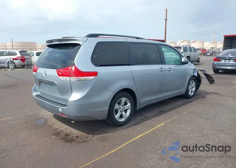 2014 Toyota Sienna Le V6 7 Passenger Auto Access Seat/Le V6 7 Passenger Mobility/Le V6 8 Passenger z USA, uszkodzony, nr VIN 5TDKK3DC0ES467867